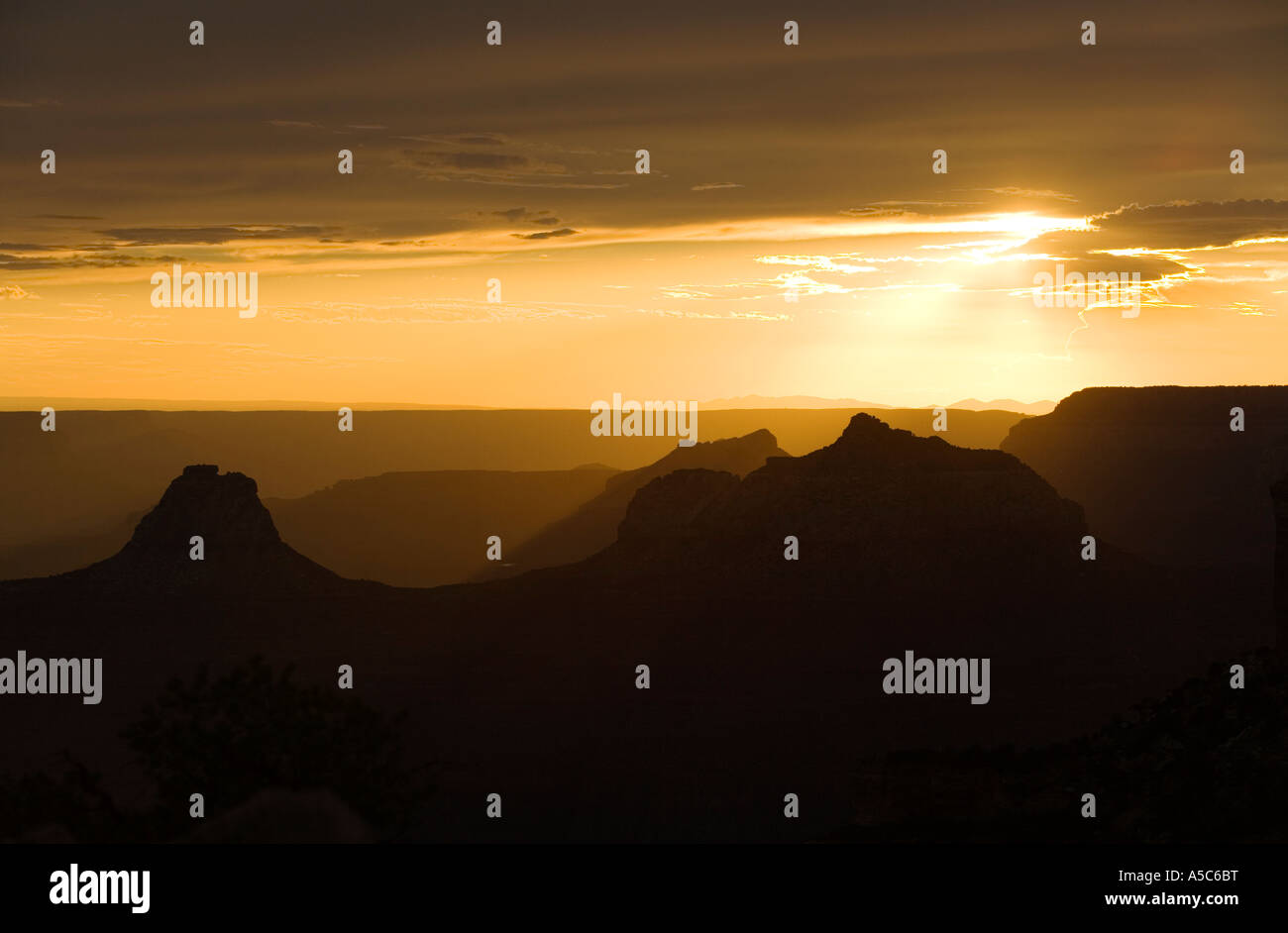 Un tramonto dorato a North Rim del Grand Canyon, Arizona Foto Stock