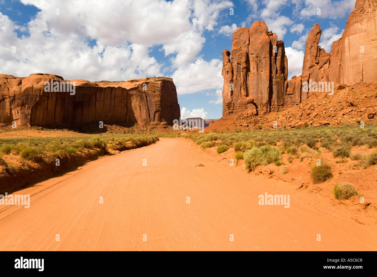 Una strada sterrata in Monument Valley, Arizona Foto Stock