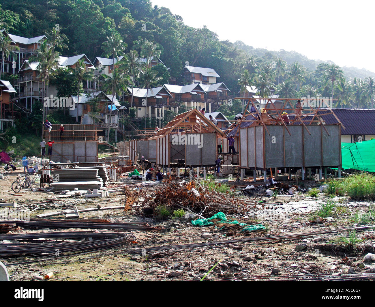La ricostruzione e la ricostruzione di bungalows vicino Ao Lo Dalam Phi Phi Island dopo lo tsunami Thailandia Foto Stock