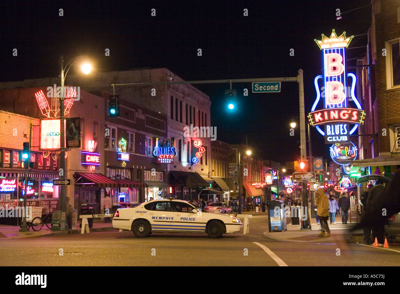 Memphis Tennessee TN USA night shot di Beale Street con il famoso club musicali B B re s night club si trova sulla destra Foto Stock