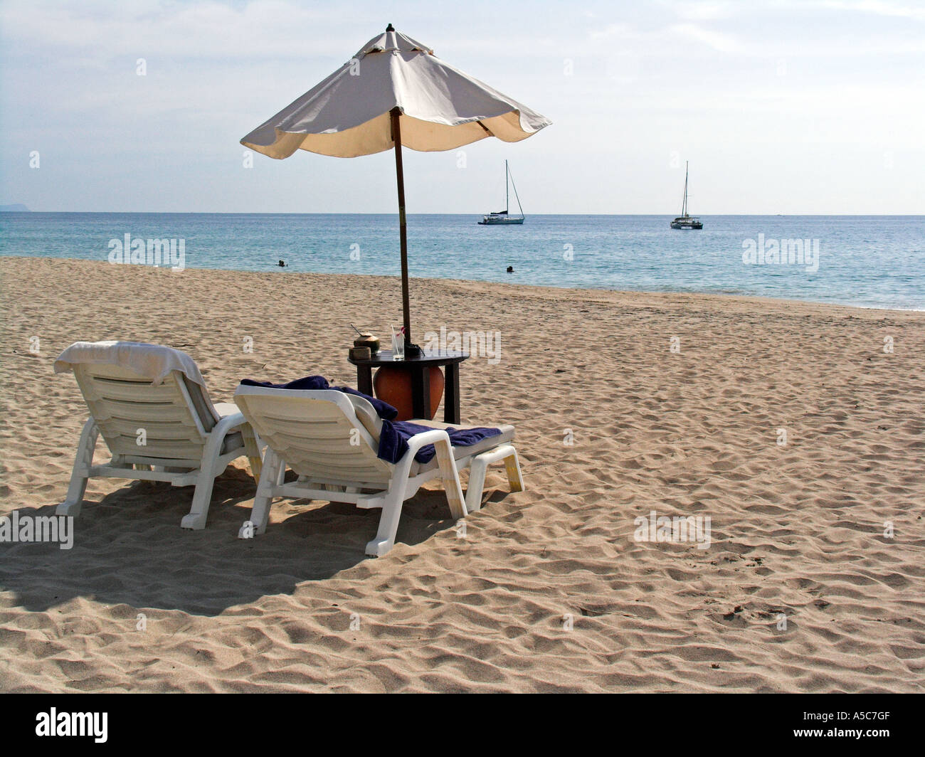 Ombrellone sedie a sdraio deserte Ao Kantiang beach Ko Lanta island Thailandia Foto Stock