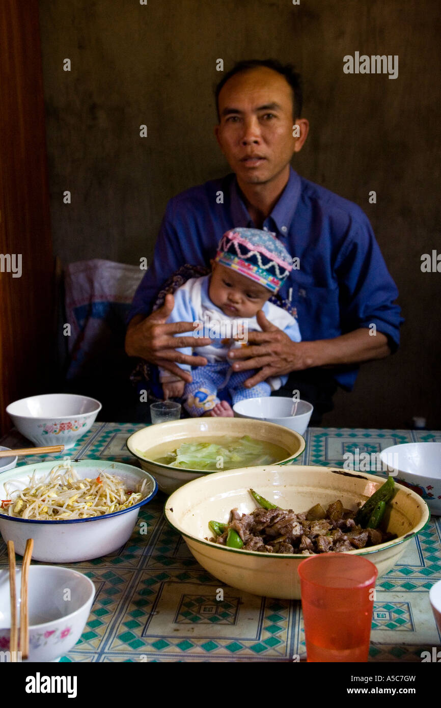 Cinesi padre e figlio e pranzo locale Yaoqu Cina Foto Stock