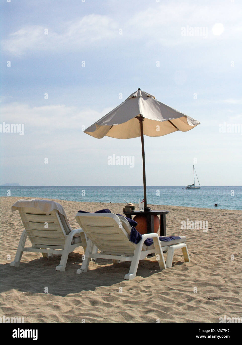 Ombrellone e sedie a sdraio Ao kantiang beach Ko Lanta island Thailandia Foto Stock