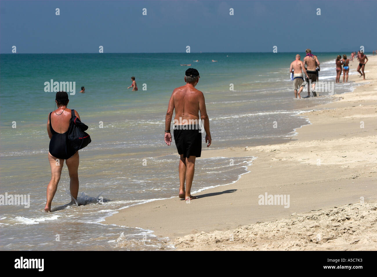 Giovane a piedi Phra Ae Long Beach Ko Lanta island Thailandia Foto Stock