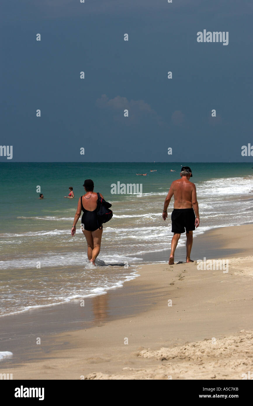 Giovane a piedi Phra Ae Long Beach Ko Lanta island Thailandia Foto Stock