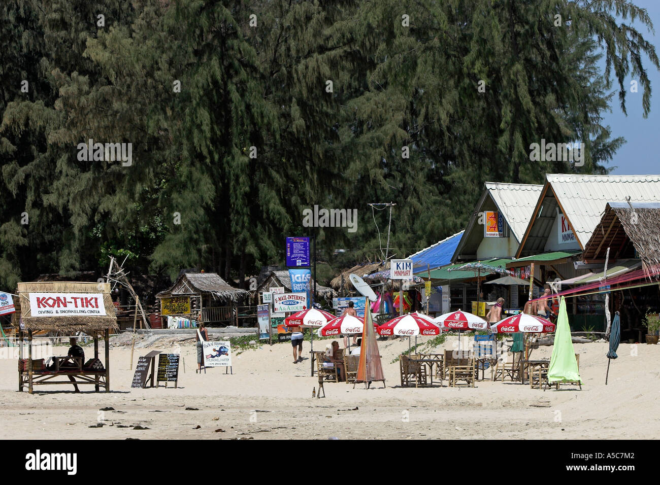 Negozi minimart bar ristorante Phra Ae Long Beach Ko Lanta island Thailandia Foto Stock