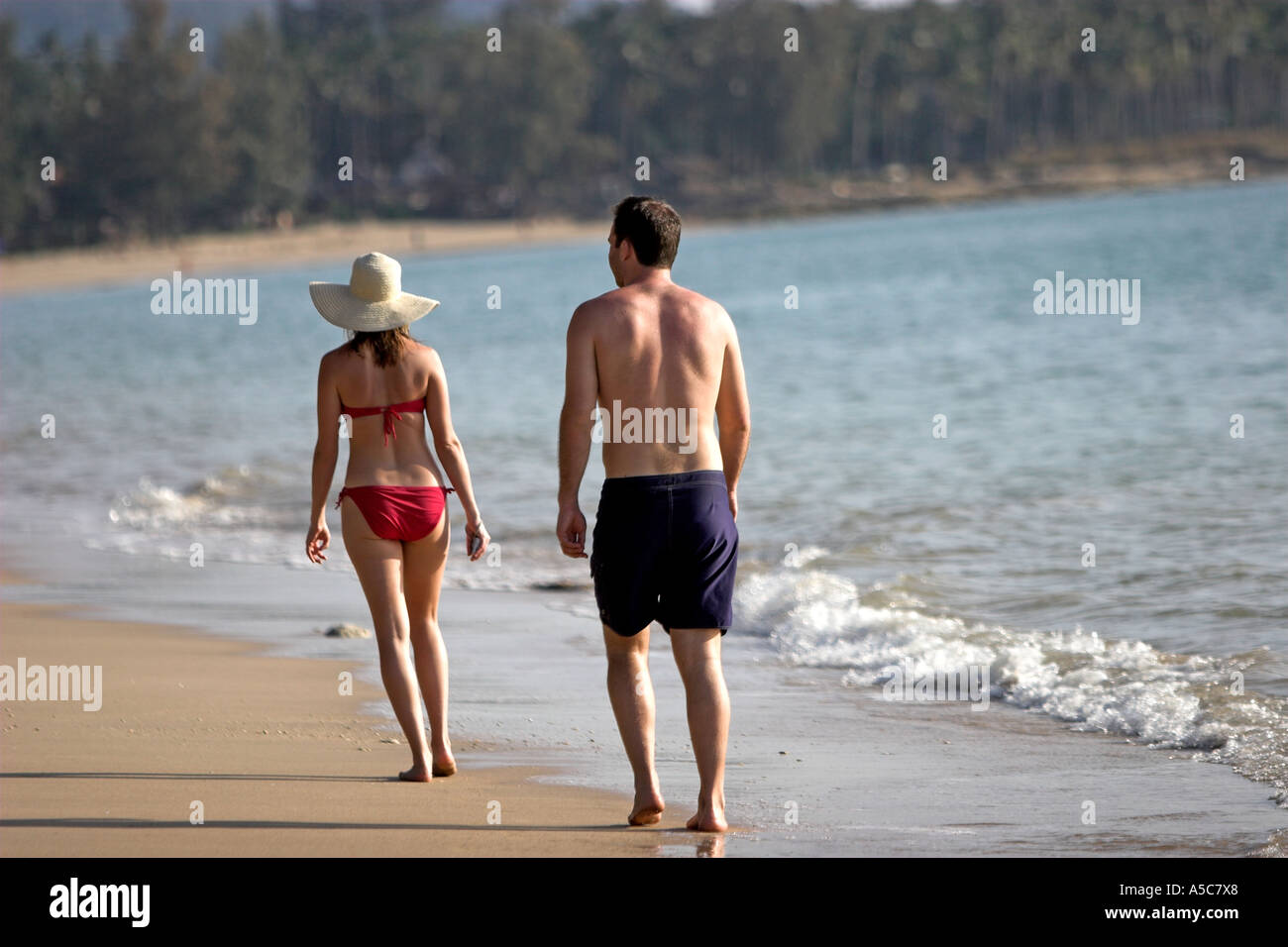 Donna e uomo passeggiare sulla popolare Phra Ae Long Beach Ko Lanta island Thailandia Foto Stock