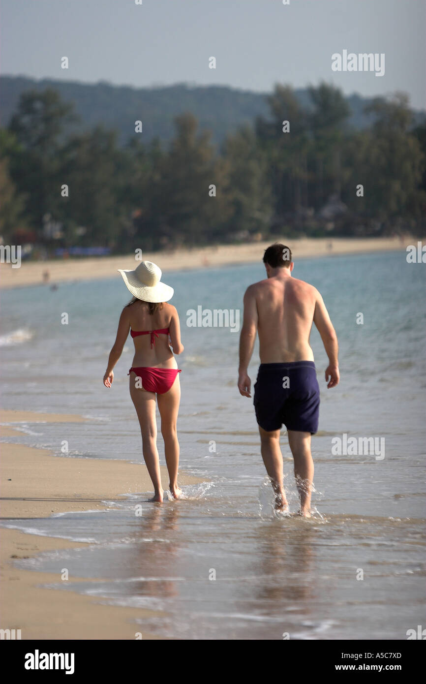Donna e uomo passeggiare sulla popolare Phra Ae Long Beach Ko Lanta island Thailandia Foto Stock