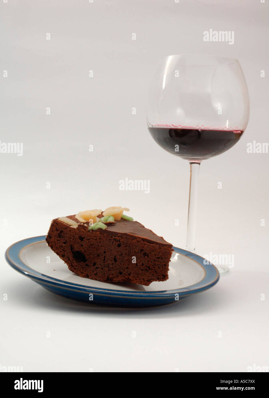 Torta di compleanno con una fetta di torta al cioccolato e un bicchiere di  vino rosso Foto stock - Alamy