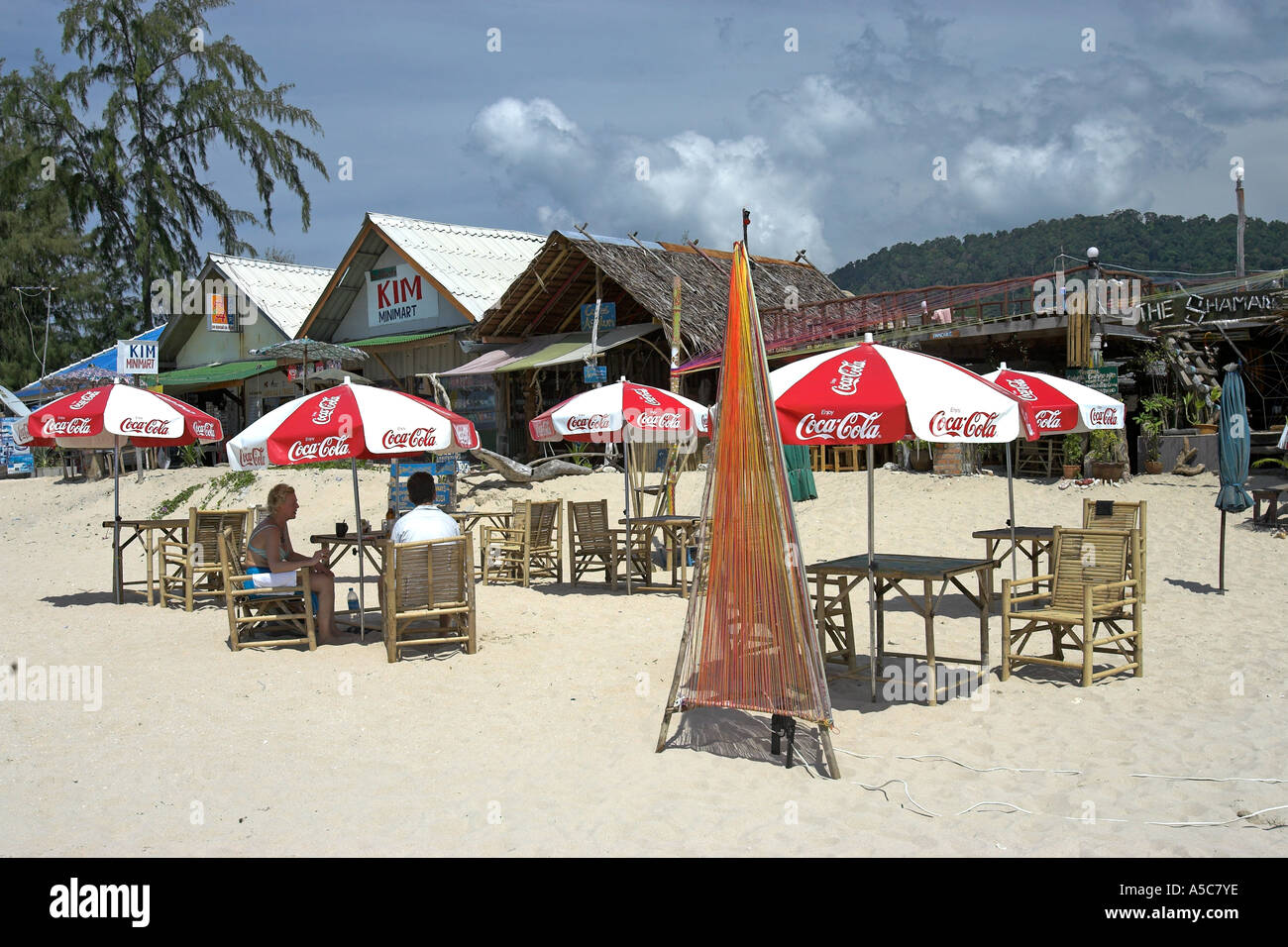 Negozi minimart bar ristorante Phra Ae Long Beach Ko Lanta island Thailandia Foto Stock