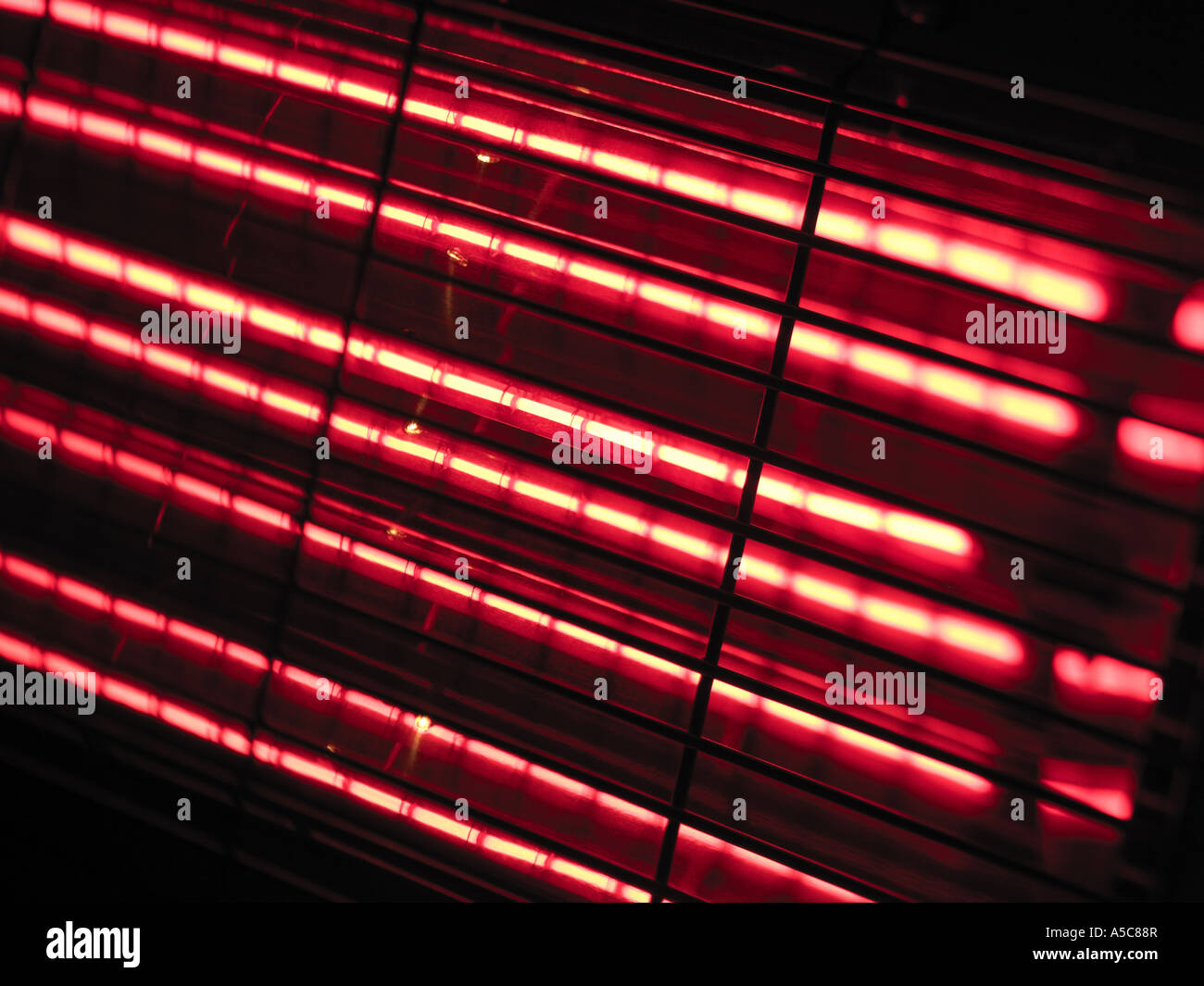 Elementi di un riscaldatore rosso incandescente per dare una sensazione di calore, Foto Stock