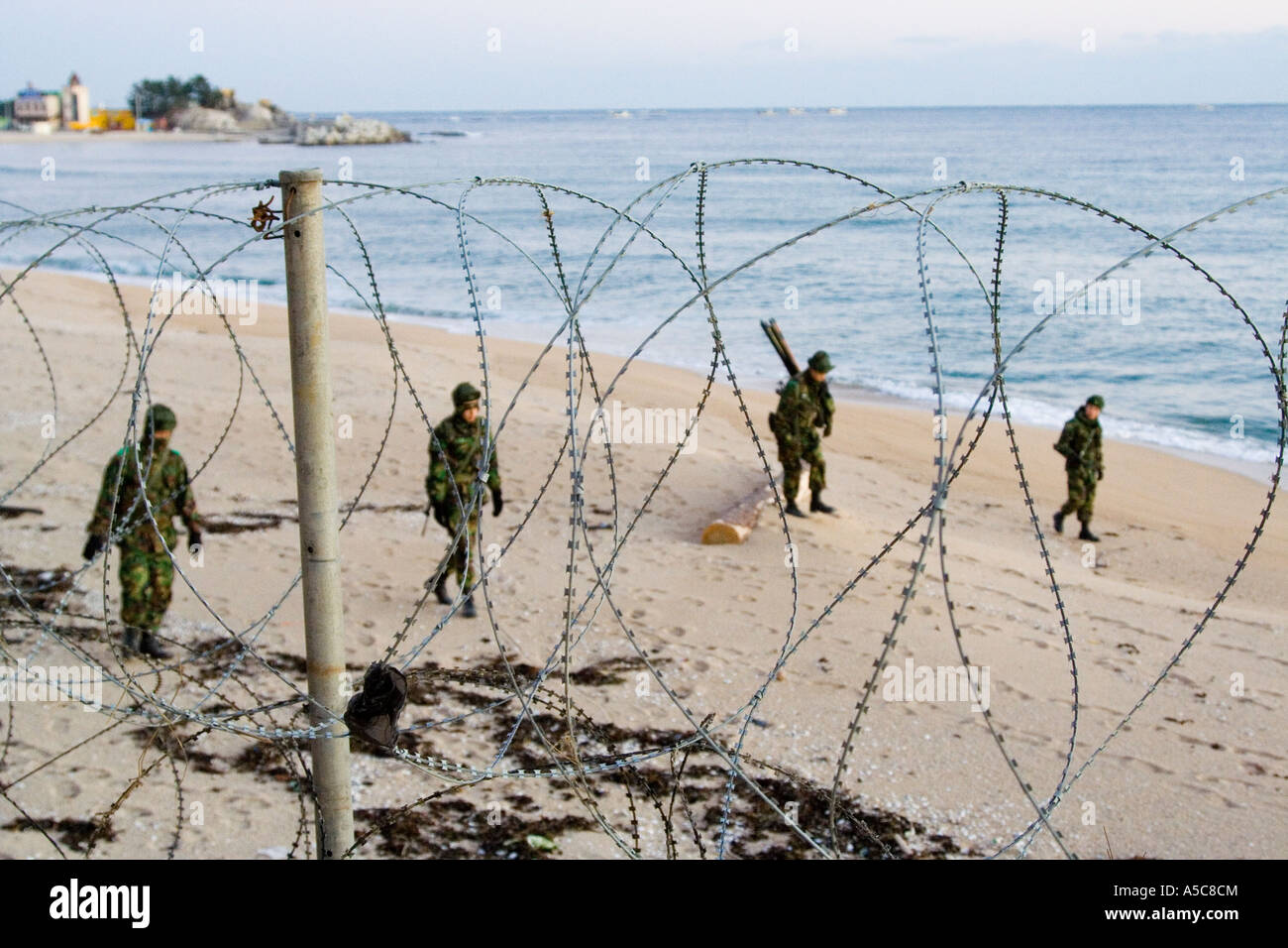 Coreano soldati dell esercito Marching Beach Patrol al confine con la Nord Corea Corea Foto Stock