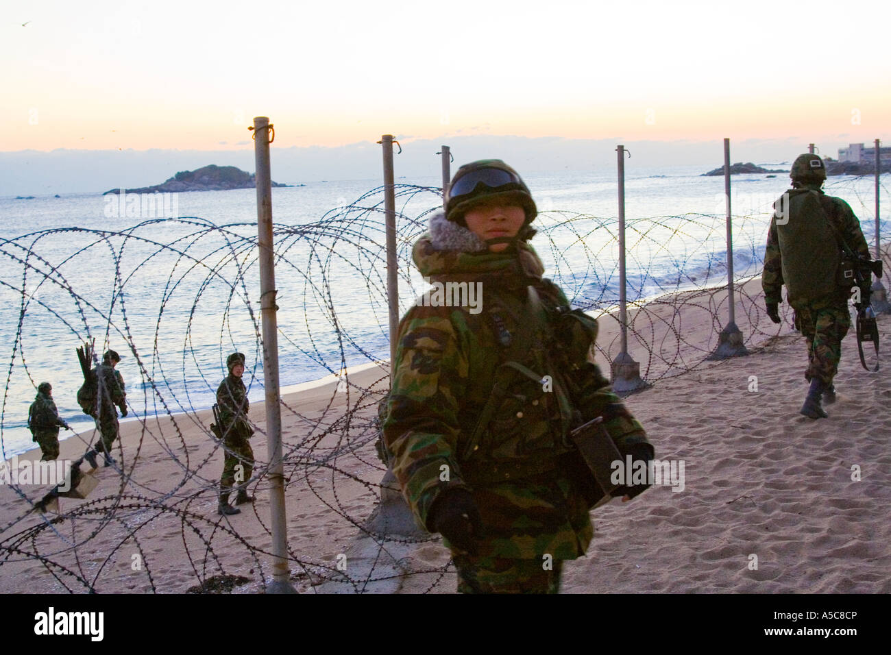 Coreano soldati dell esercito Marching Beach Patrol al confine con la Nord Corea Corea Foto Stock