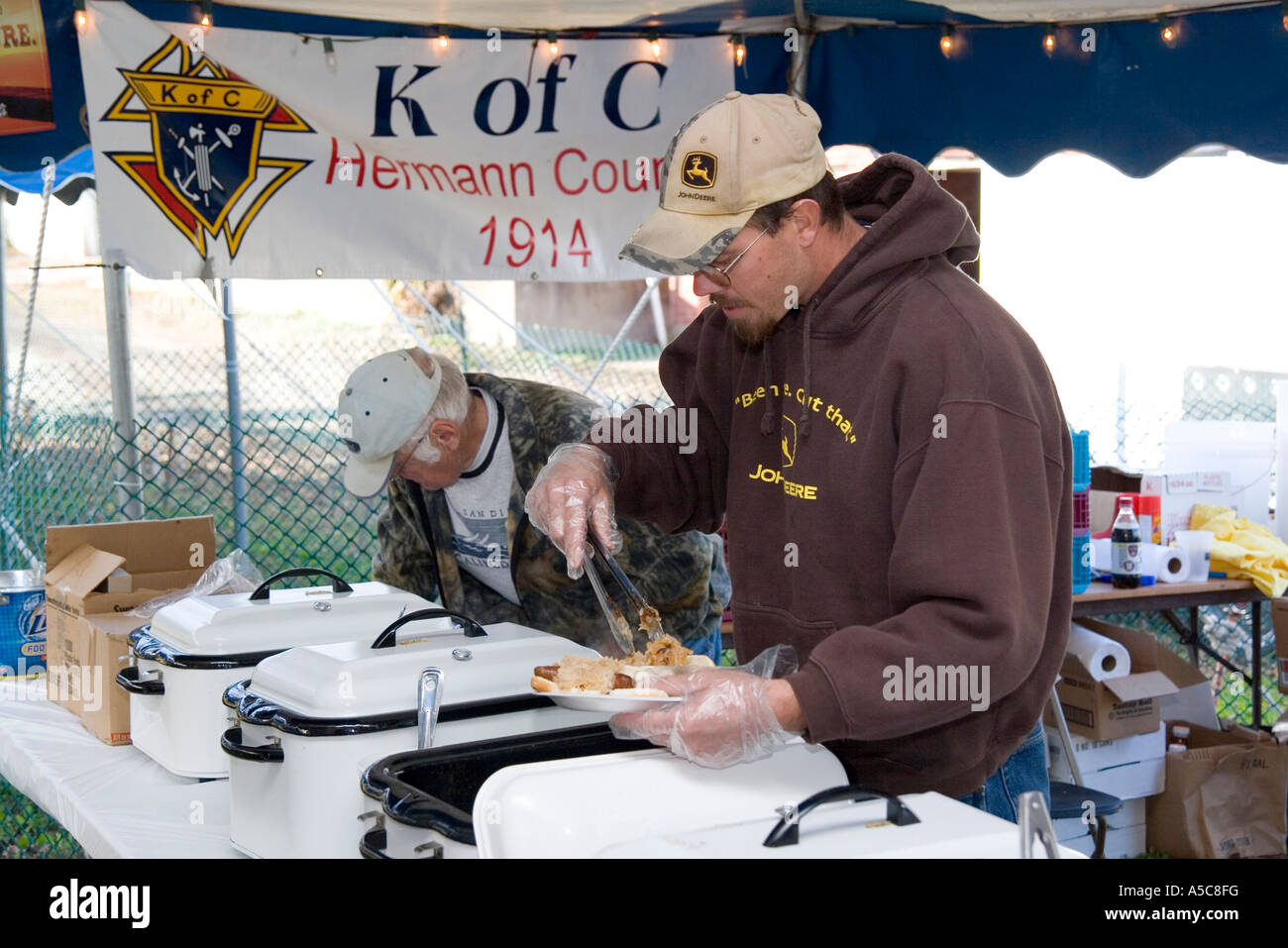 Missouri MO USA che serve il bratwurst e crauti in Oktoberfest a Hermann MO Ottobre 2006 Foto Stock