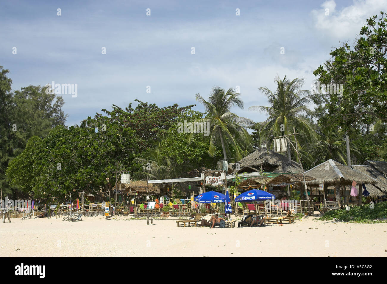 Resorts negozi e ombrelloni popolare Phra Ae Long Beach Ko Lanta island Thailandia Foto Stock
