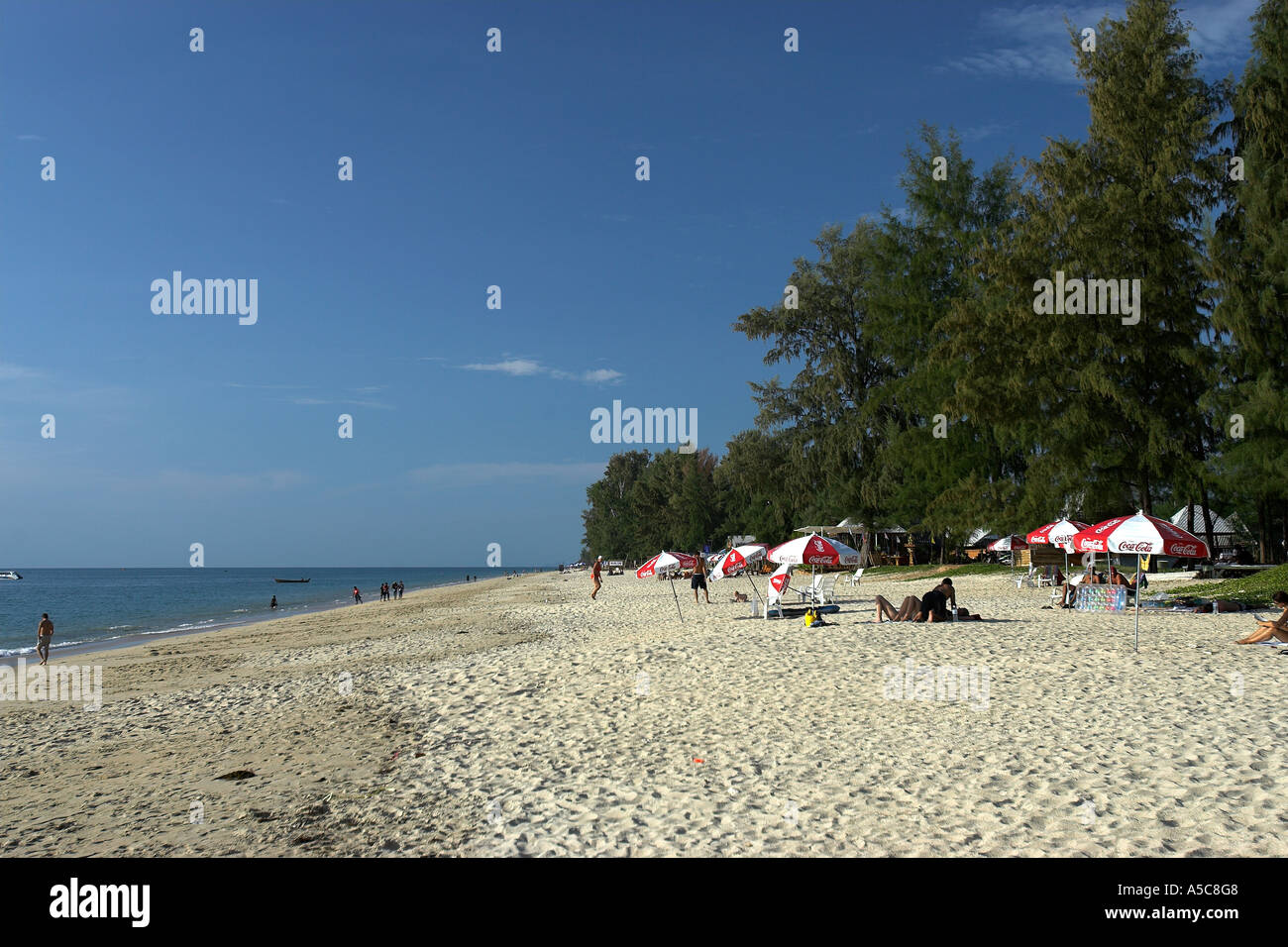 Rossi e bianchi ombrelloni dot popolare Phra Ae Long Beach Ko Lanta island Thailandia Foto Stock