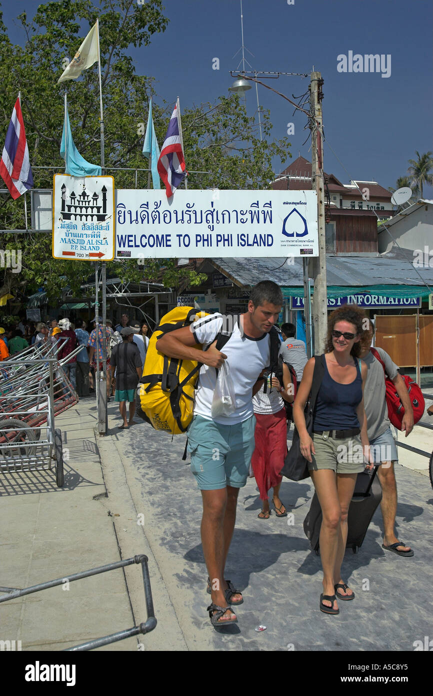 Isola di Phi Phi i visitatori sul molo di Ao Ton Sai beach Thailandia Foto Stock