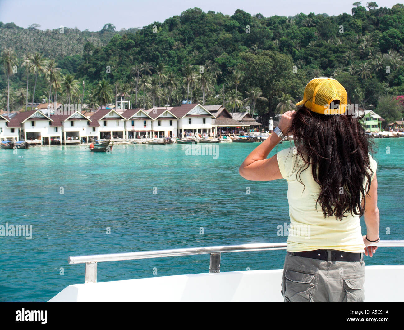 Giovane donna che arrivano sul traghetto guarda per danni dello tsunami Phi Phi Island Thailandia Foto Stock