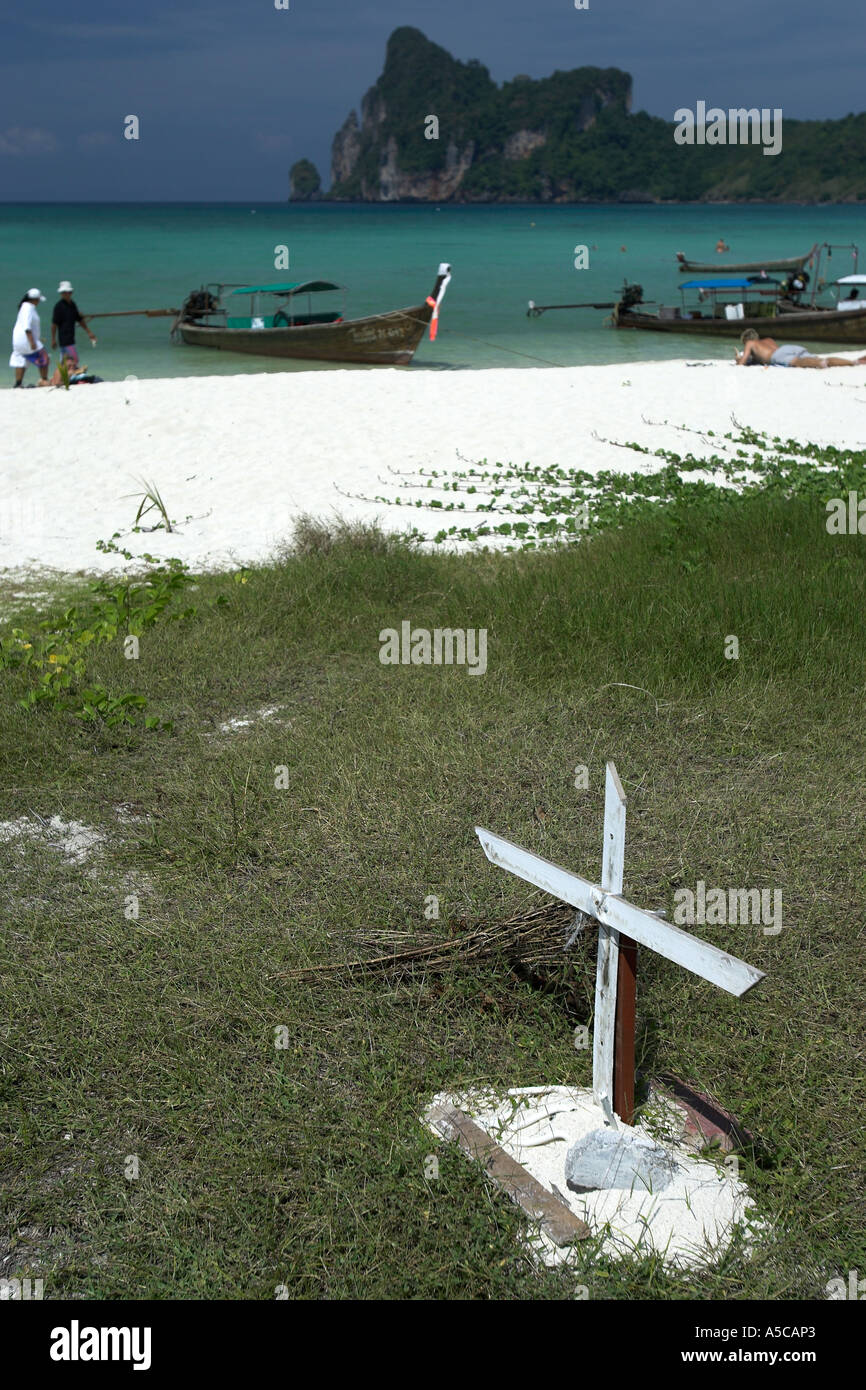 Croce Bianca testimonia la vittima dello tsunami sulla popolare Ao Lo Dalam beach Phi Phi Island Thailandia Foto Stock