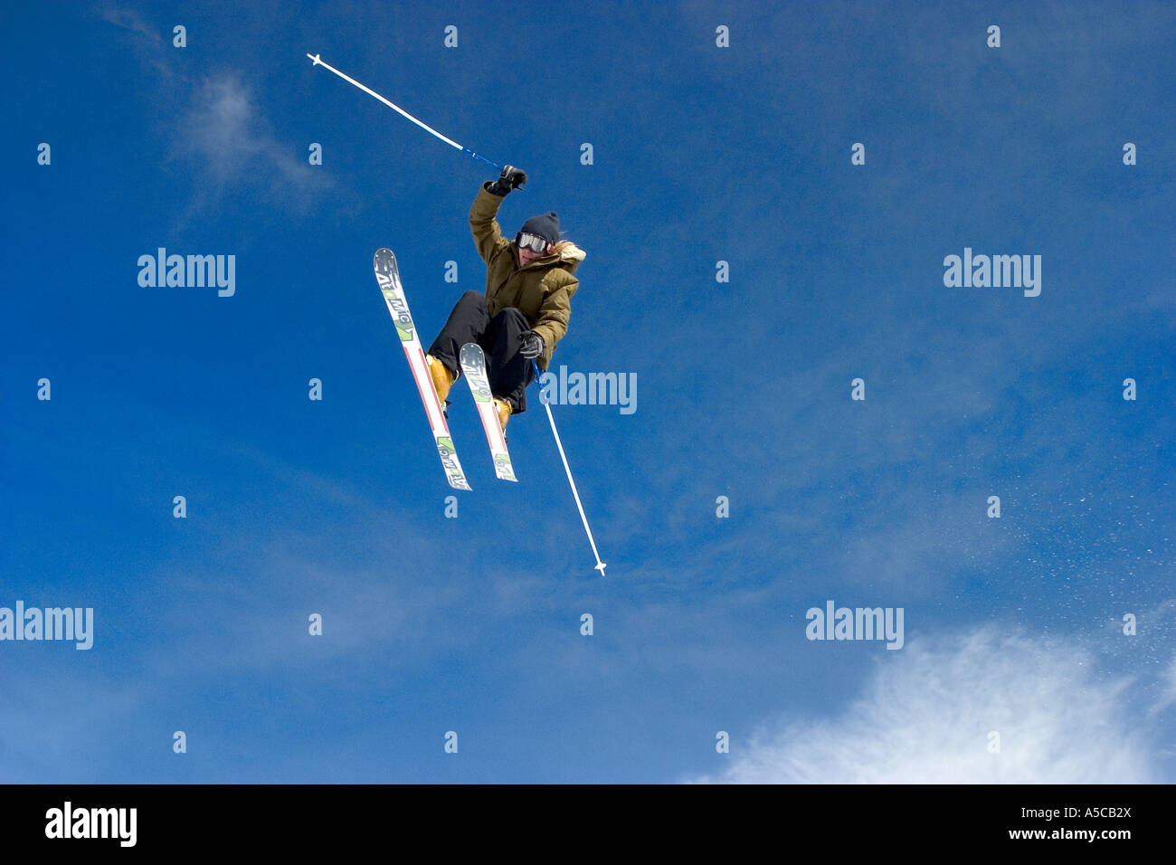 L'uomo godendo freeride surf in inverno in grand bornand alpi francesi stazione Francia Foto Stock