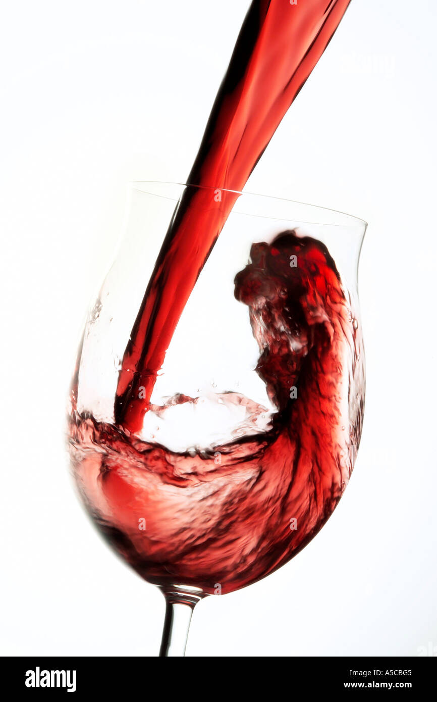 Vino rosso versando in vetro winw Foto Stock