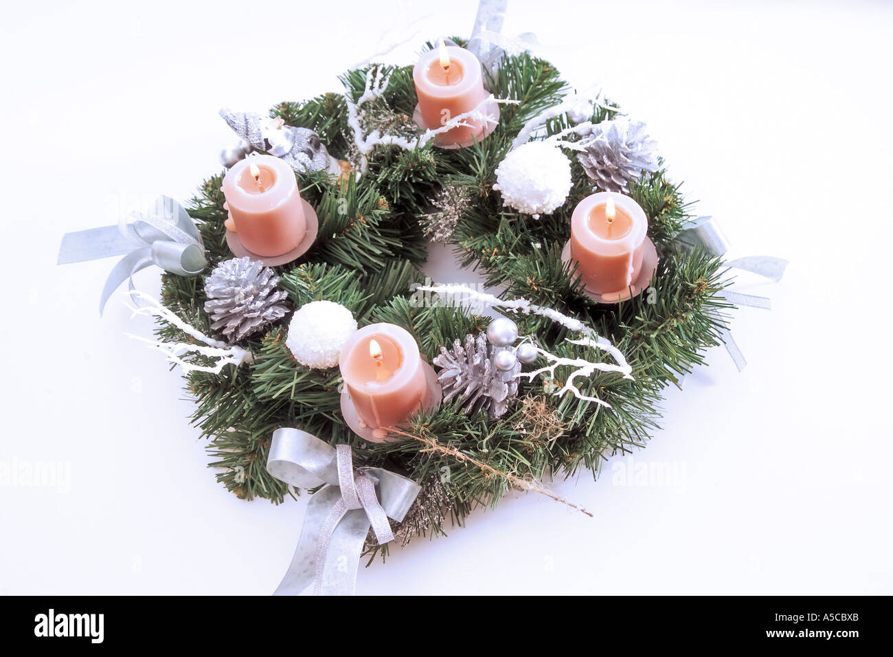 Candele in corona di Avvento, vista in elevazione Foto Stock