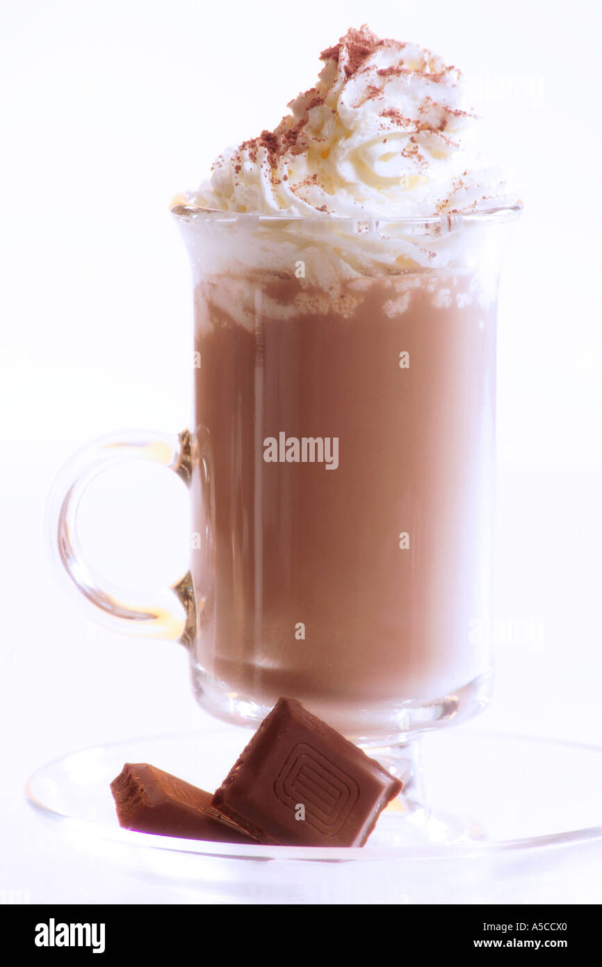 Hot chocolade conditi con panna montata close-up Foto Stock