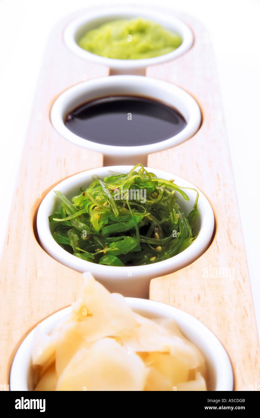Sushi ingredienti: salsa di soia, lo zenzero e wasabi Foto Stock