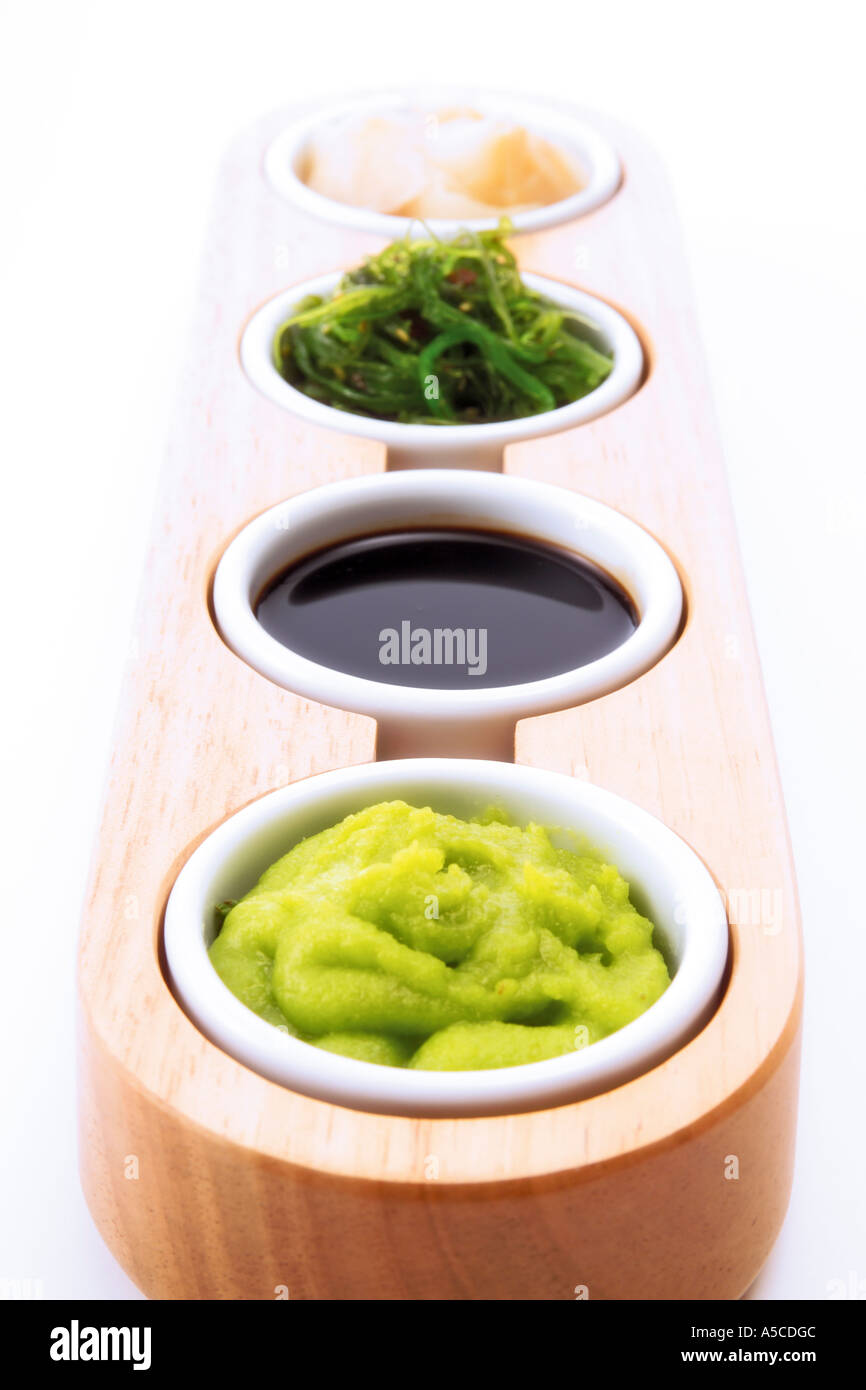 Sushi ingredienti: salsa di soia, lo zenzero e wasabi Foto Stock