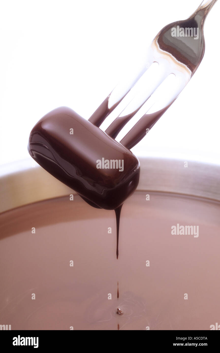 Blocco di cioccolato immerso in salsa di cioccolato Foto Stock