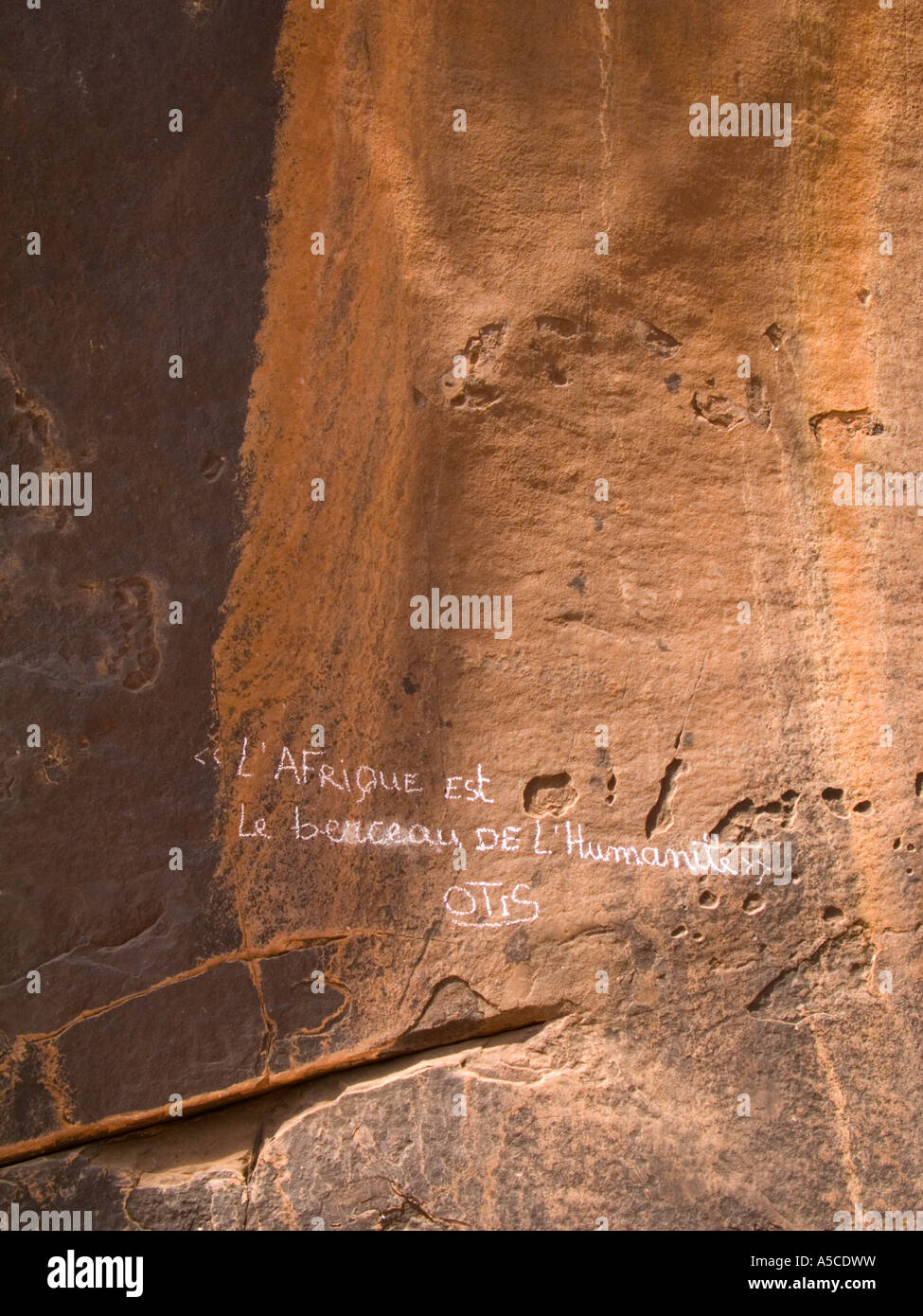 Graffiti su roccia in Senegal, 'West Africa'. "L'Africa è la culla dell'umanità. Foto Stock