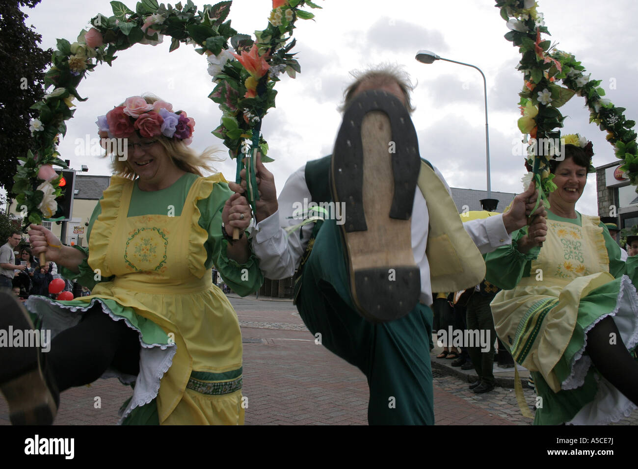 Il vescovo Gundulf Morris eseguendo una ghirlanda dance a Faversham Festival Hop Foto Stock