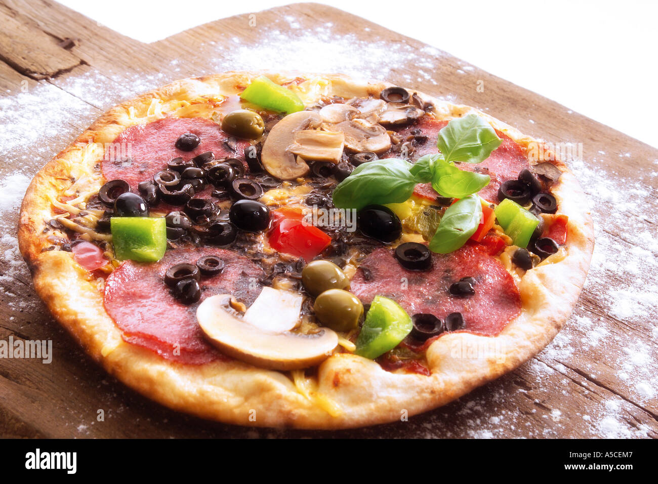 Pizza Fresca sul tagliere di legno, close-up Foto Stock