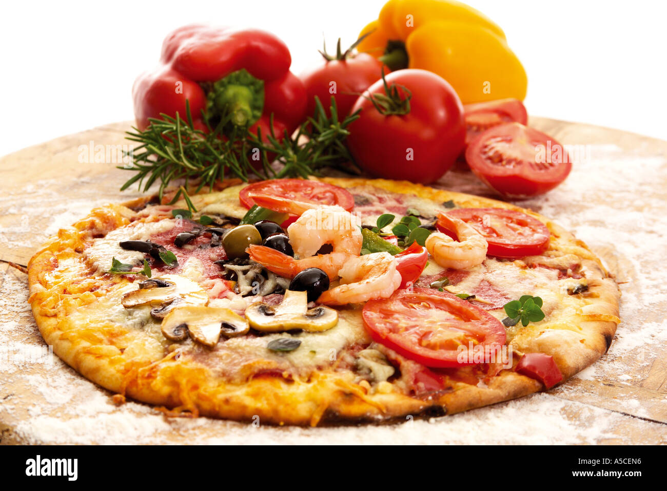 Pizza Fresca e ingredienti, close-up Foto Stock