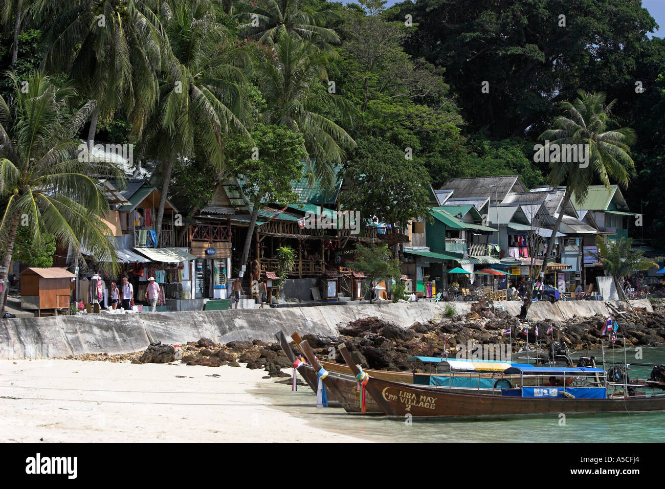 Il lungomare e le tradizionali barche longtail tirata su Ton Sai beach Phi Phi Island Thailandia Foto Stock
