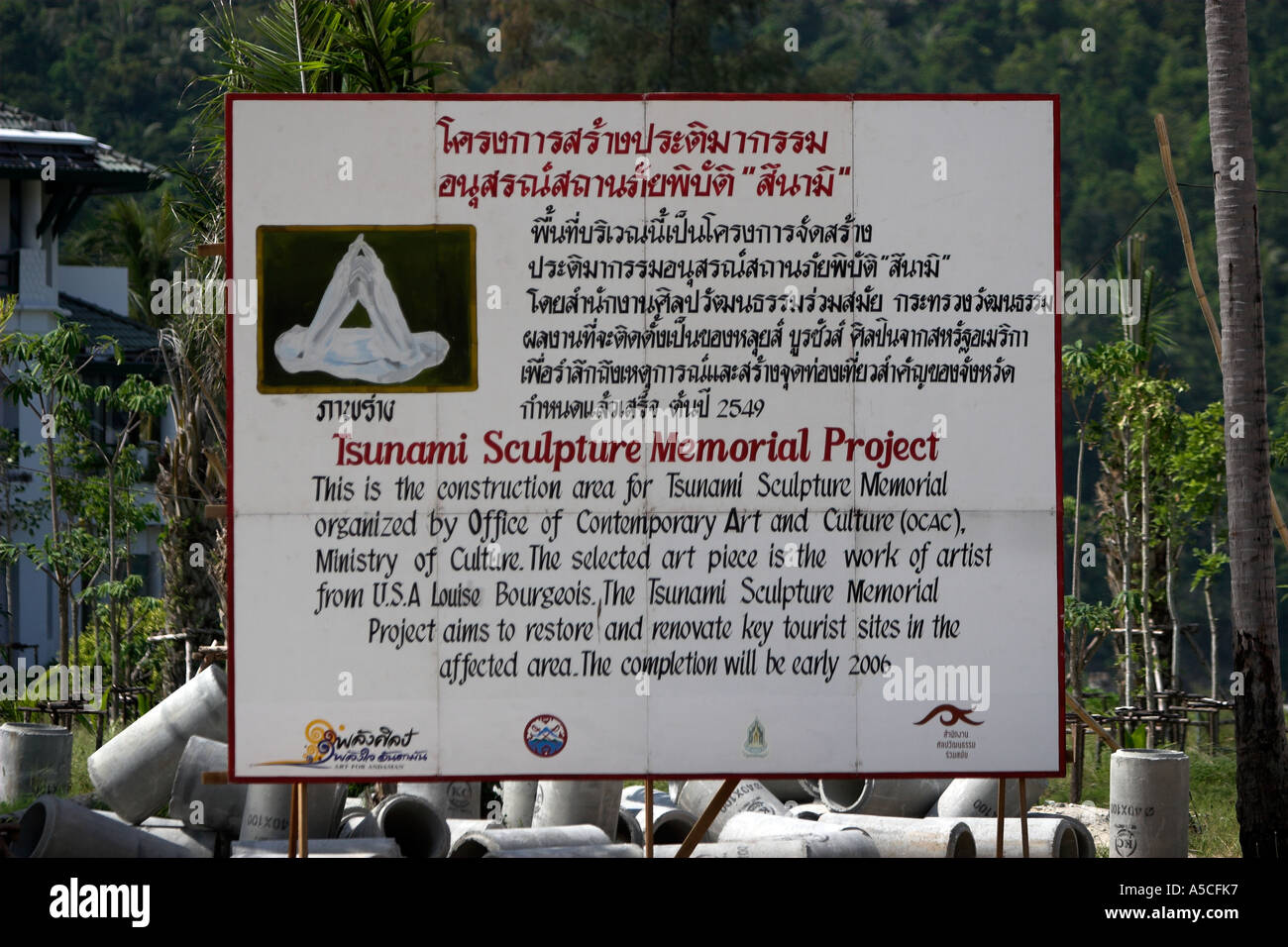 Progetto Tsunami Memorial Sculpture segno indicante il memorial e promettendo di lavori di ristrutturazione e restauro di Phi Phi Island Thailandia Foto Stock