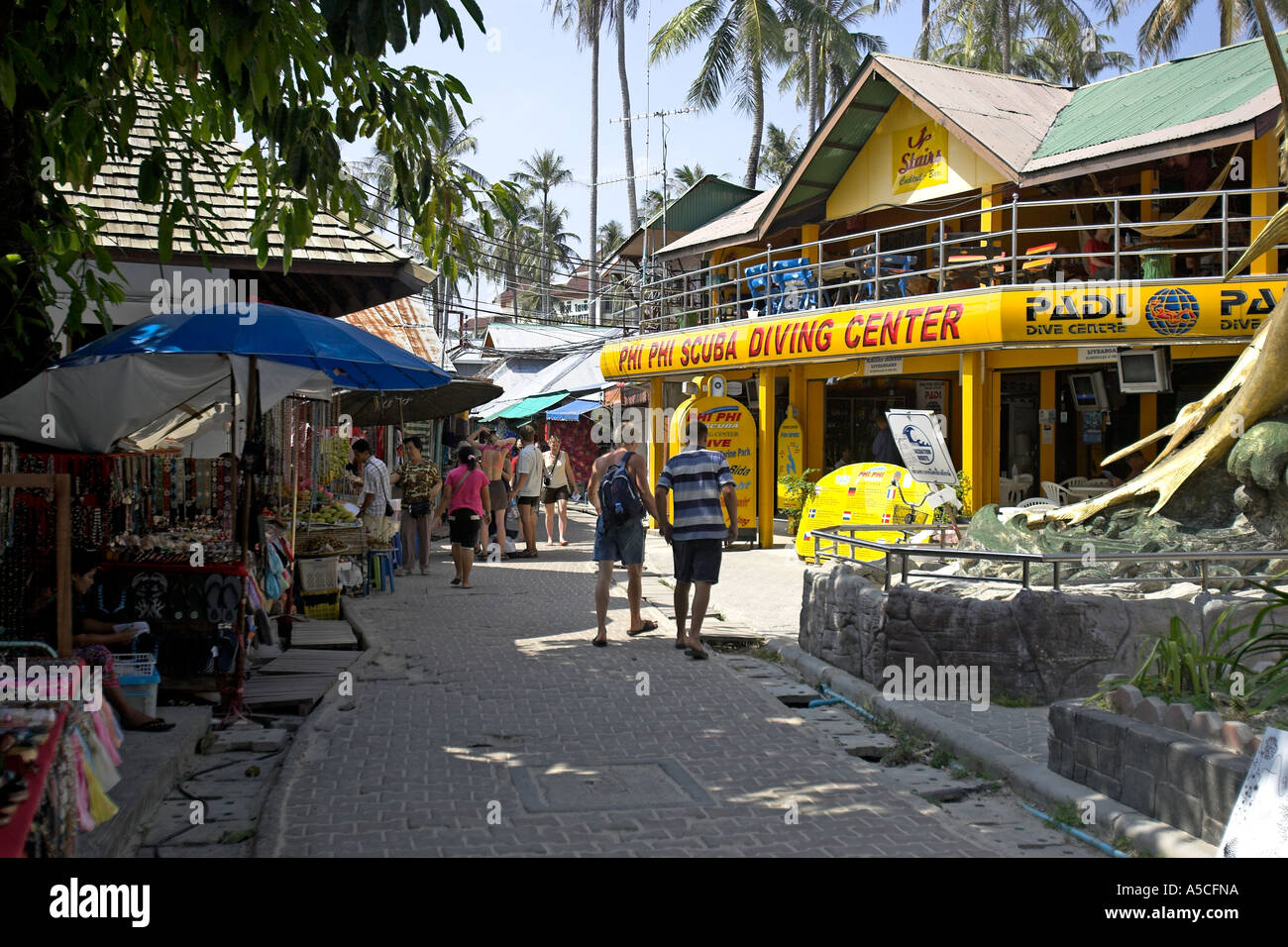 Percorso dietro Ao Tonsai spiaggia fiancheggiato con dive negozi alberghi ristoranti bar e negozio di souvenir si erge Phi Phi Island Thailandia Foto Stock