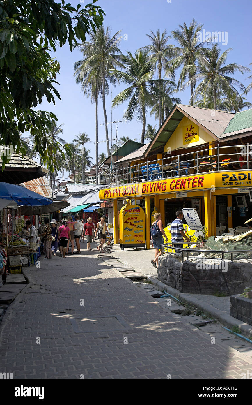 Percorso dietro Ao Tonsai spiaggia fiancheggiato con dive negozi alberghi ristoranti bar e negozio di souvenir si erge Phi Phi Island Thailandia Foto Stock