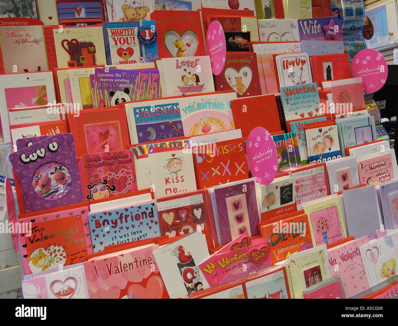 Valentines carte sul display in un negozio Foto Stock