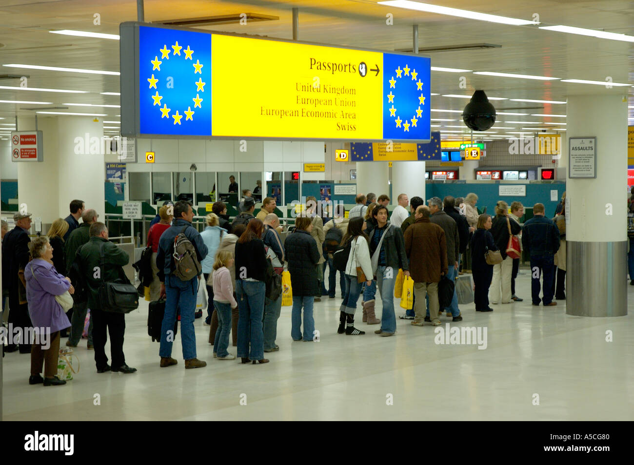 Persone in coda per i titolari di un passaporto europeo presso un aeroporto britannico Foto Stock