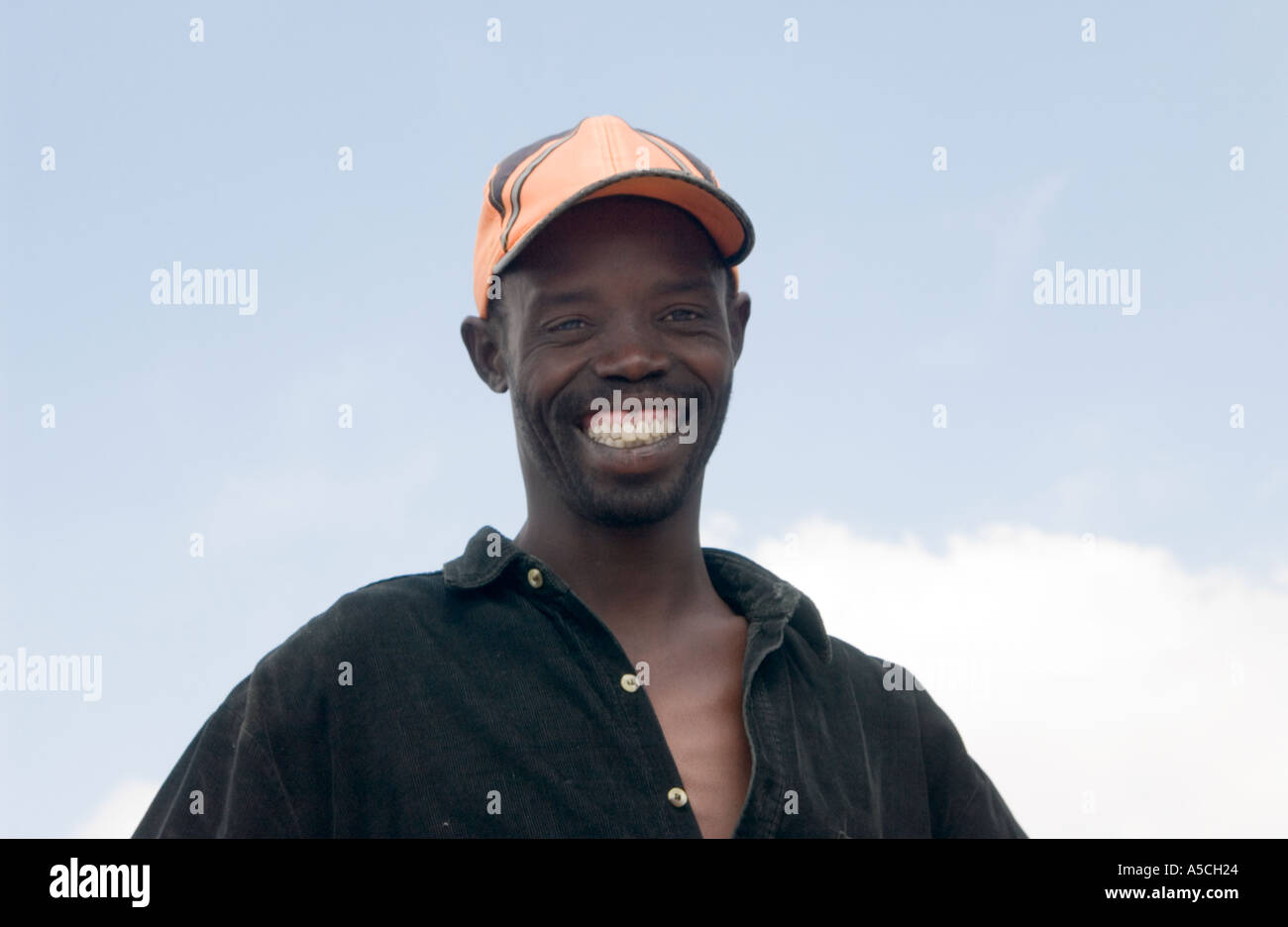 Un giovane sudafricano uomo davanti al cielo in Città del Capo Sud Africa Foto Stock