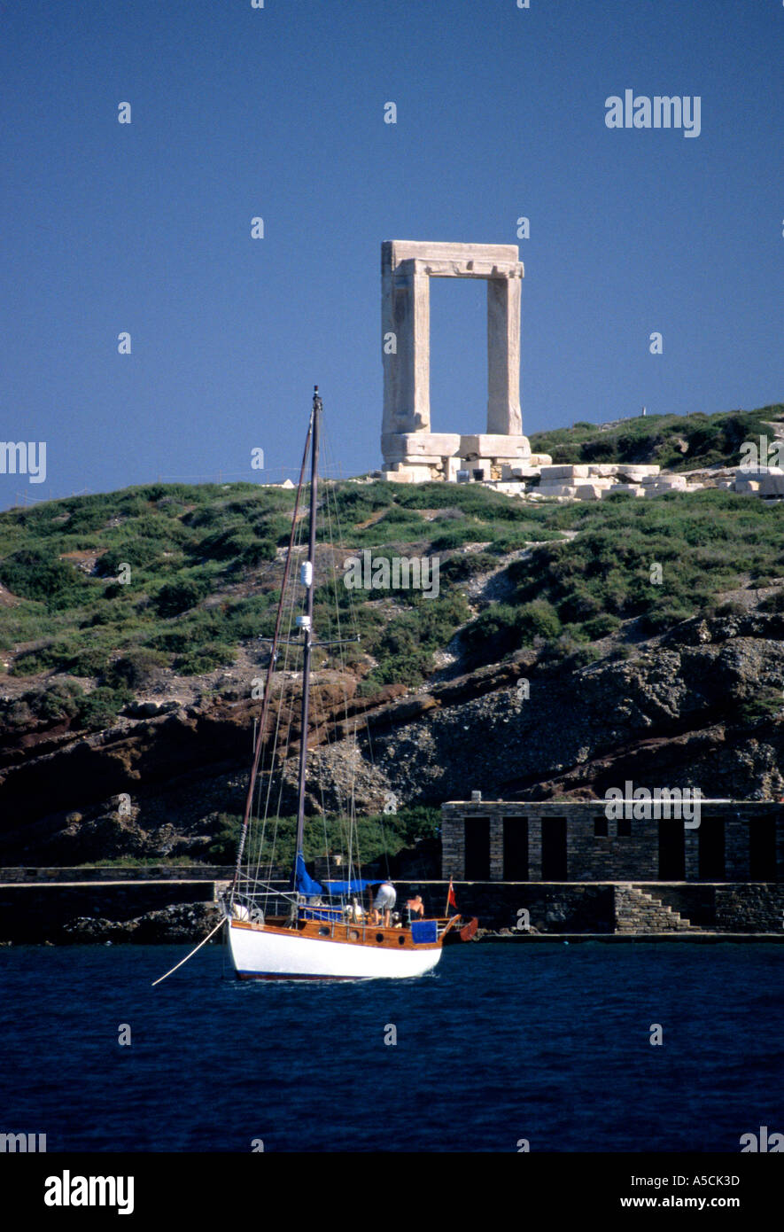 Grecia Naxos Portara portale in pietra del Tempio di Apollo sull isoletta Palatia Foto Stock