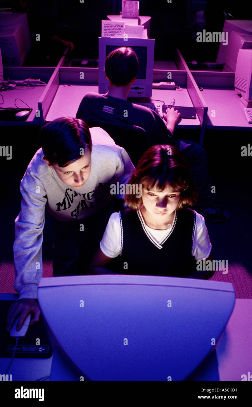 American high school gli studenti in laboratorio di computer in Michigan Foto Stock
