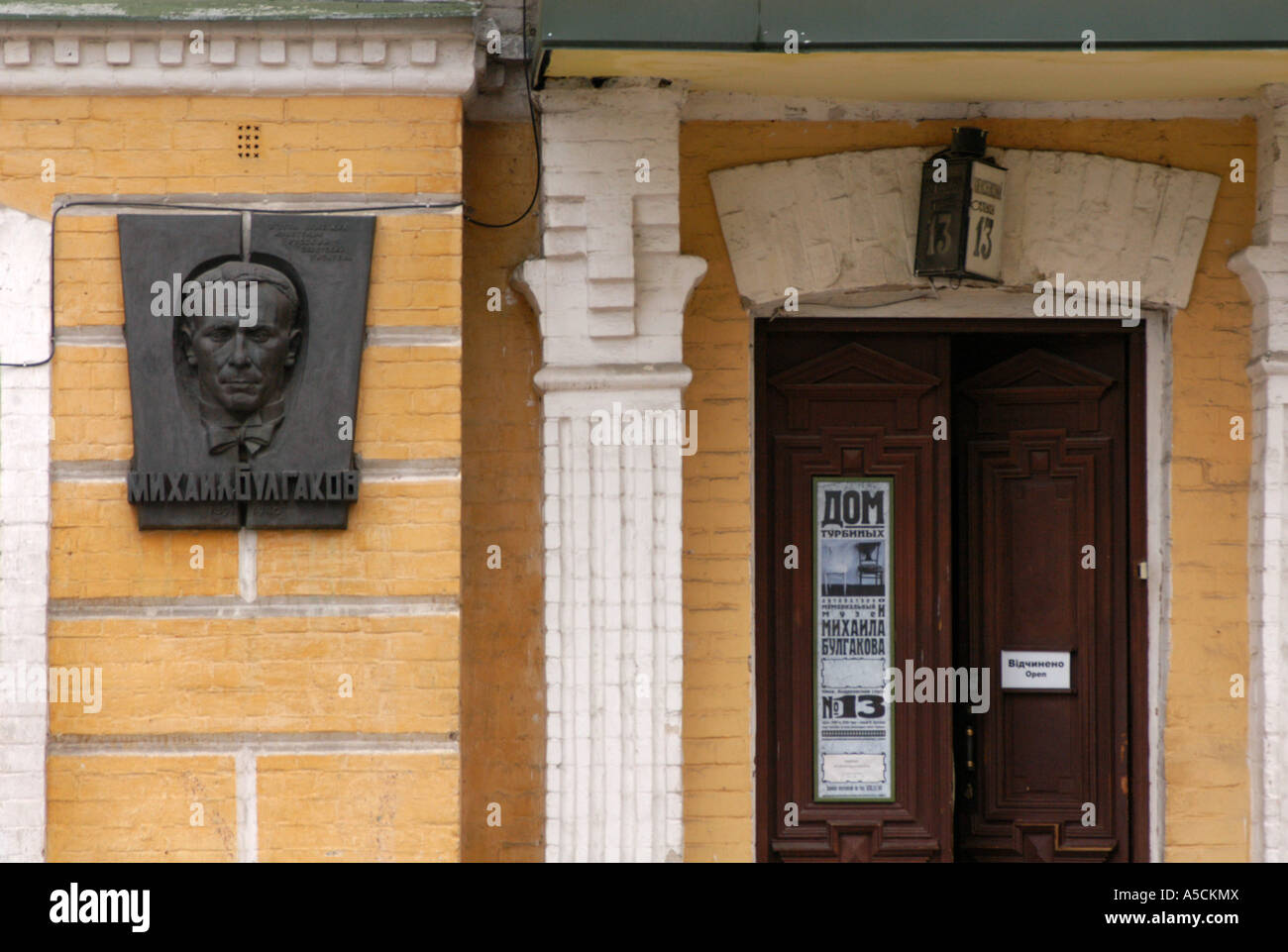 Casa del famoso scrittore russo Mikhail Bulgakov in Andreevsky Spusk a Kiev, Urkaine Foto Stock