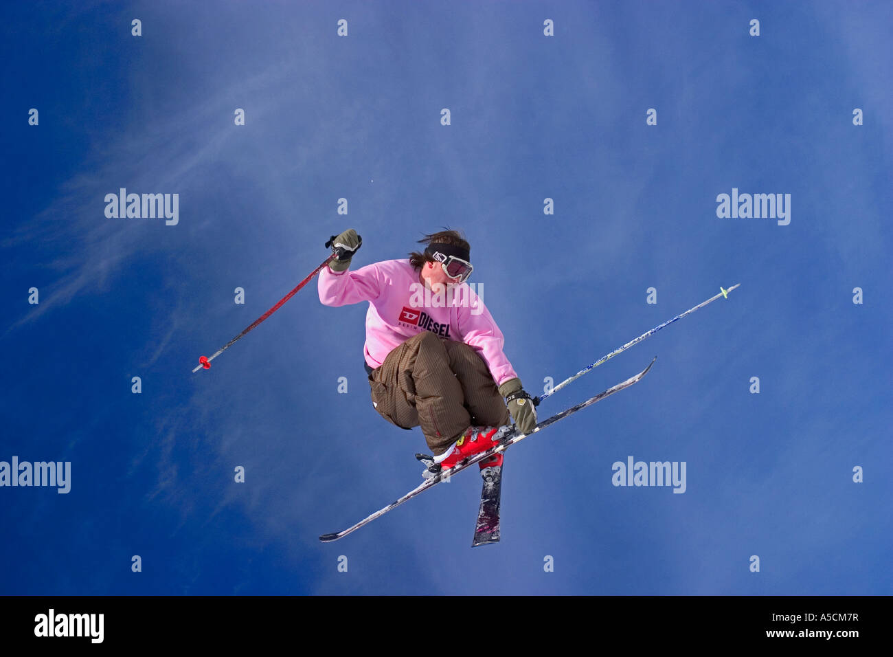 L'uomo godendo freeride surf in inverno in grand bornand alpi francesi stazione Francia Foto Stock