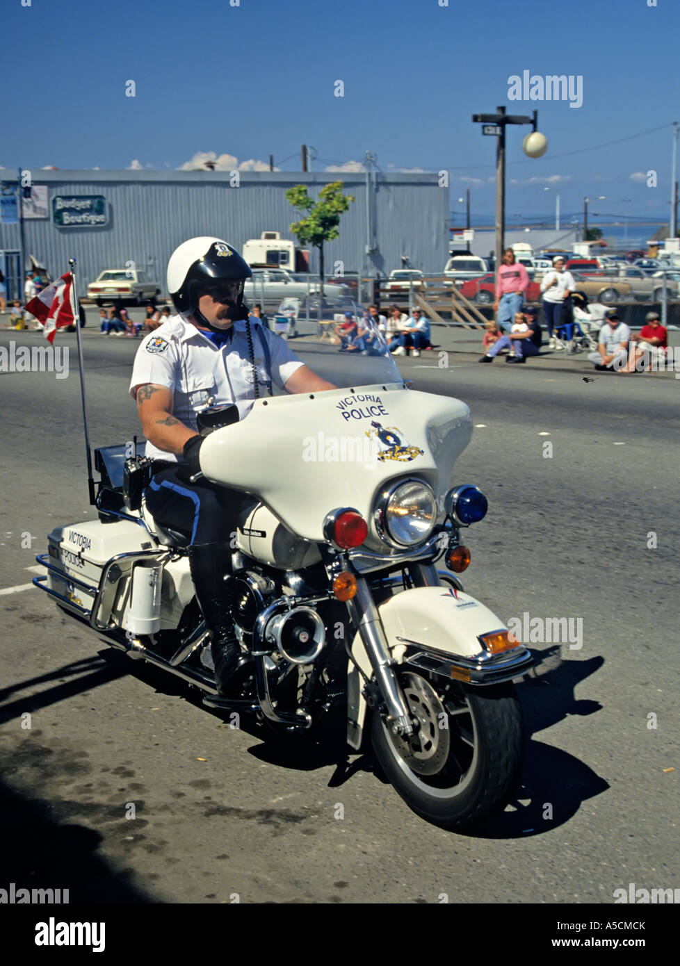 Motociclo poliziotto con tatuaggi Port Angeles nello stato di Washington USA nota che il poliziotto è da Victoria Canada Foto Stock