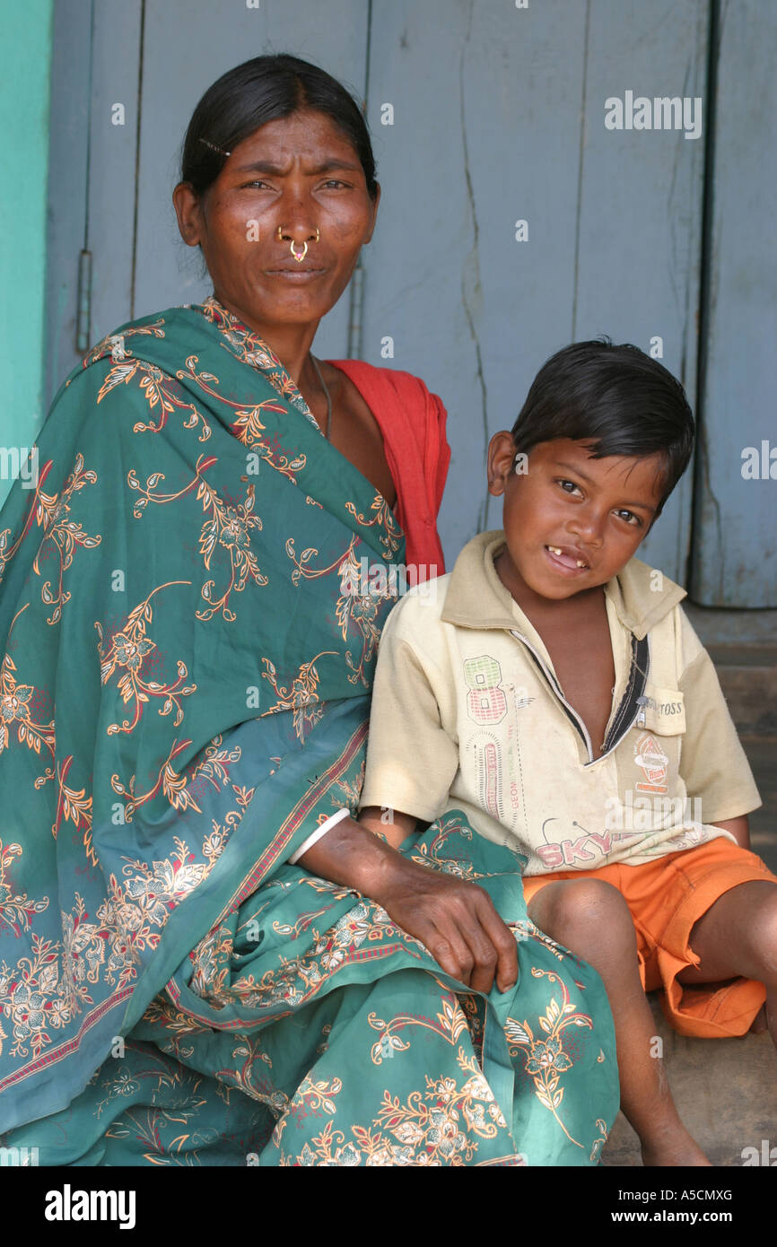 Desia Kondh donna e nipote in South Western Orissa, India Foto Stock