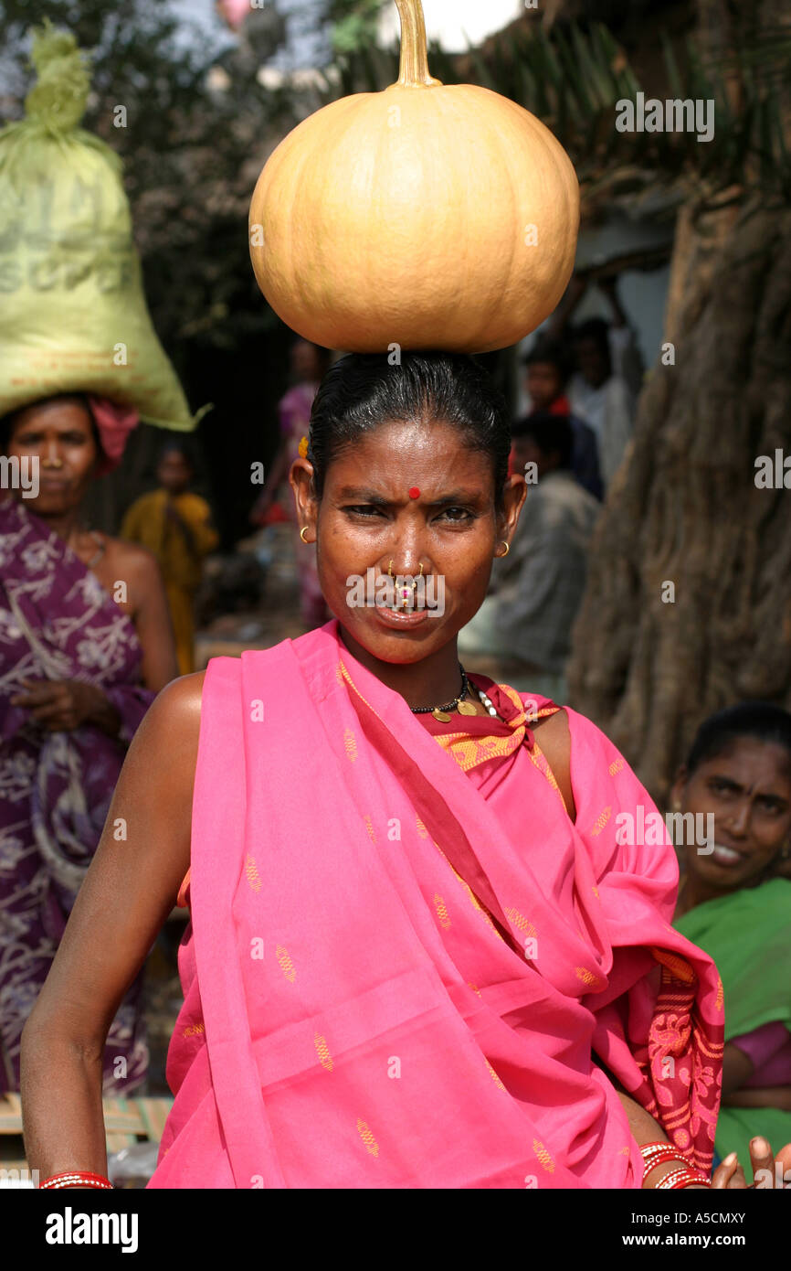 Colorato Desia Kondh che sono un segno distintivo di minoranza in Orissa,l'India con costumi individuali,gioielli e abiti Foto Stock