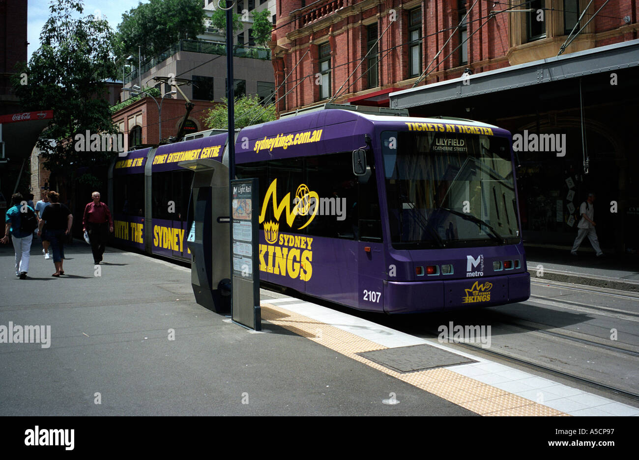 Sydney Metro treno in corrispondenza di una città si ferma Foto Stock