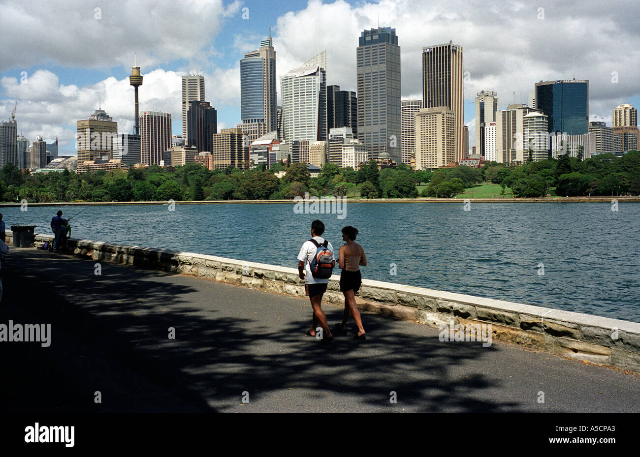 In Australia la skyline di Sydney è lo sfondo ideale per gli amanti del jogging dal porto al Royal Botanic Gardens Foto Stock